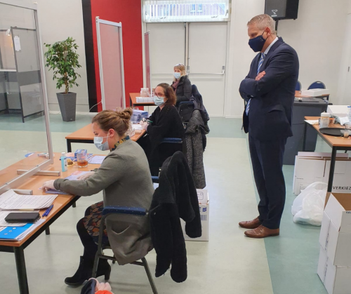 Burgemeester controleert wijze van stemmen in Nieuw-Vossemeer