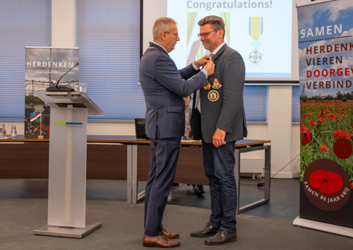 Burgemeester reikt een onderscheiding uit aan Robert Catsburg