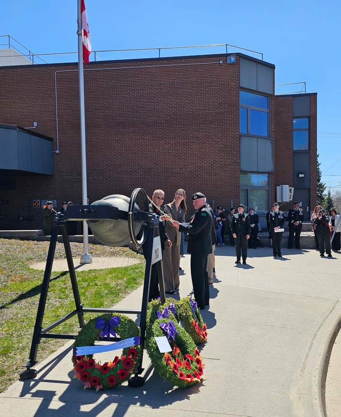 Burgemeester Van den Belt luidt de klok tijdens de dodenherdenking in Canada