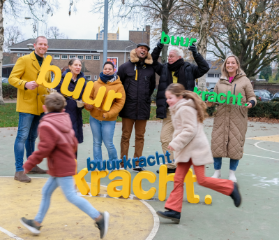 Foto met mensen die het woord Buurkracht vasthouden