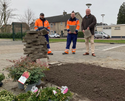 foto wethouder Remery haalt een tegel eruit