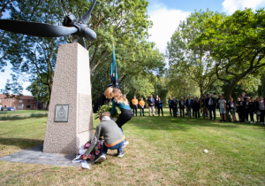 Herdenking bij de Gibson Warwick propeller door kinderen