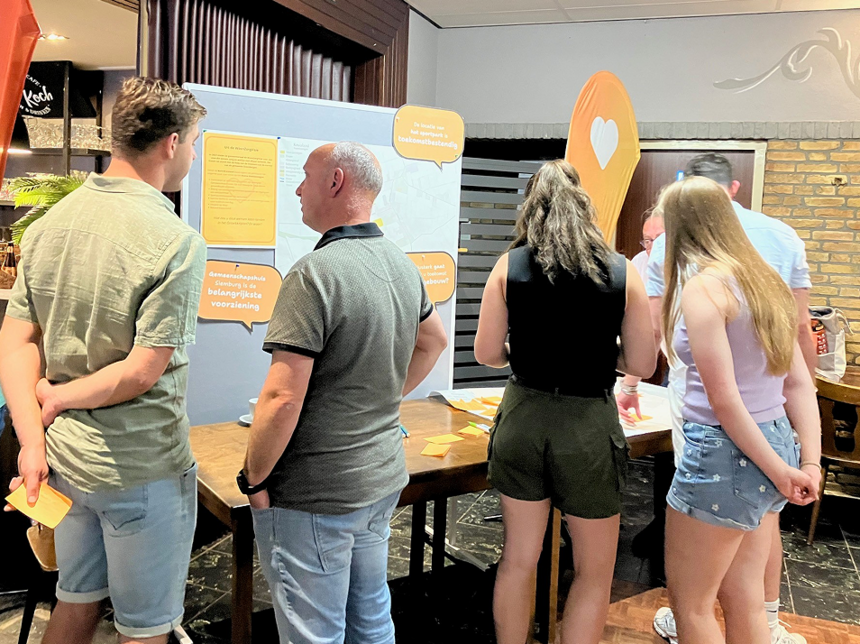 Inwoners in gesprek bij thematafel