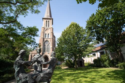 Johanus de Doperkerk  met kunstwerk Nieuw-Vossemeer