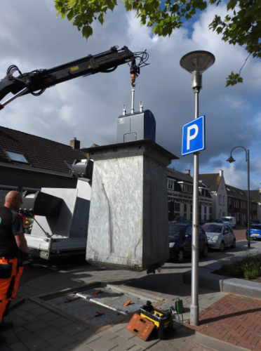 Ondergrondse container wordt omhoog getild