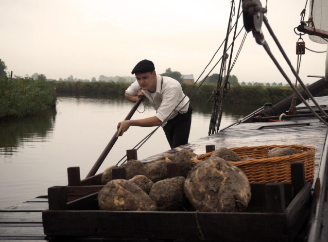 schipper duwt met stok in water