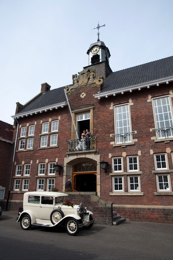 Stadhuis met parkeergelegenheid bruidsauto