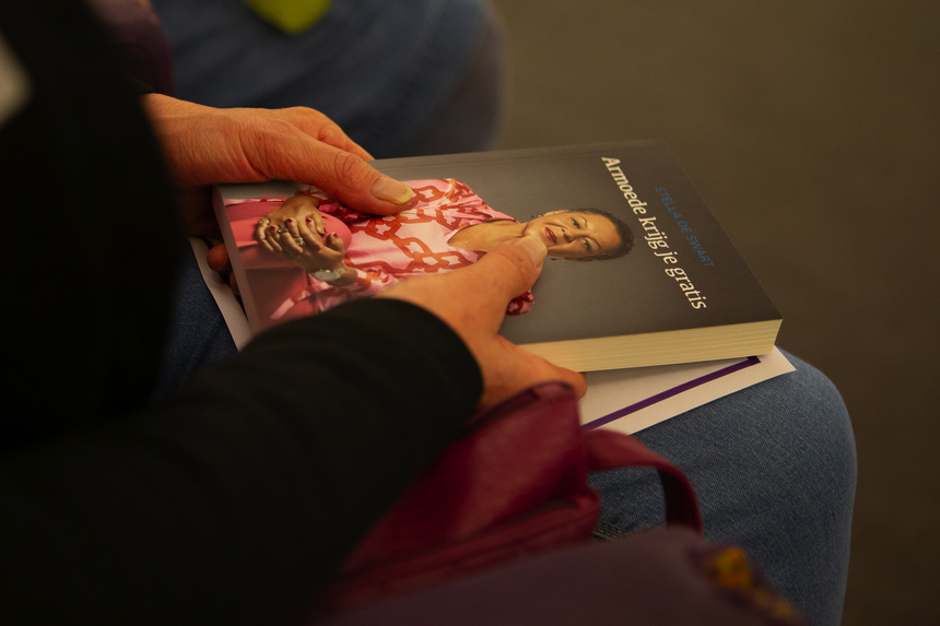 Stella heeft haar verhalen, waarover ze ons deze avond meer vertelde, gebundeld in een boek: Armoede krijg je gratis.