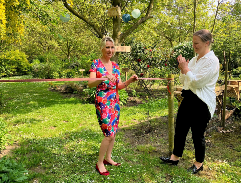 Wethouder Prent samen met initiatiefnemer Caren Vermaat bij de opening van de Voedseltuin